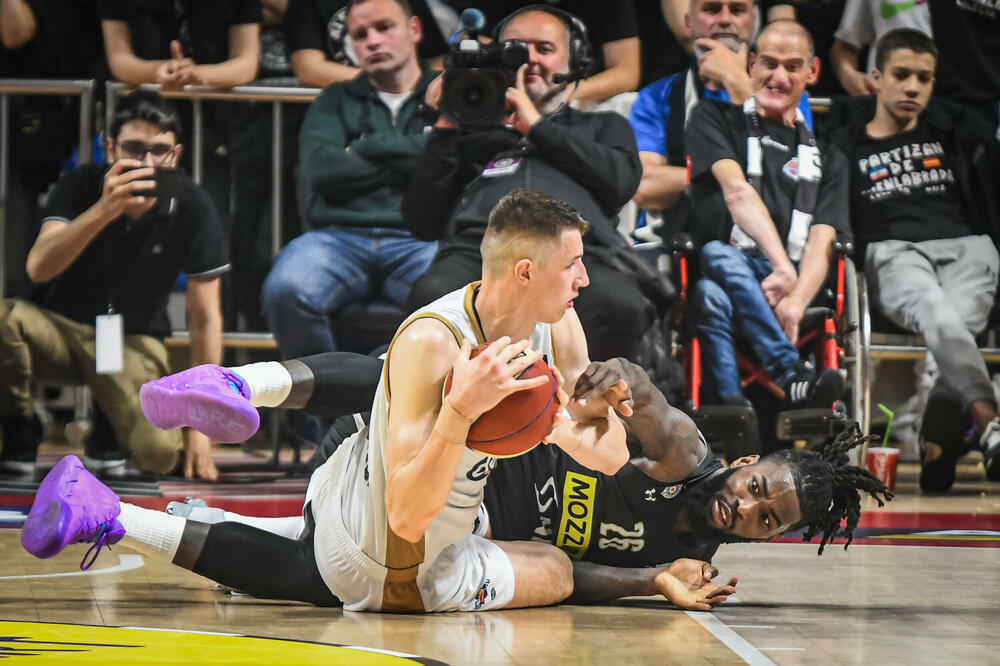 Nadigrao člana idealne petorke Evrolige i ABA lige: Zvonimir Ivišić u duelu sa Matijasom Lesorom, Foto: KK Partizan/Dragana Stjepanović