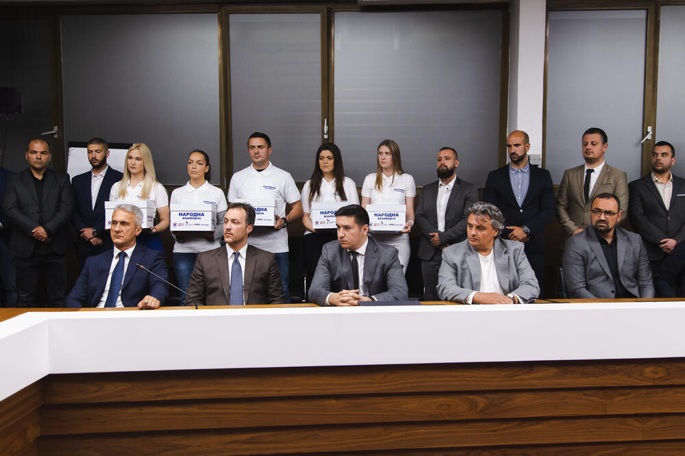 Sa predaje liste, Foto: Narodna koalicija