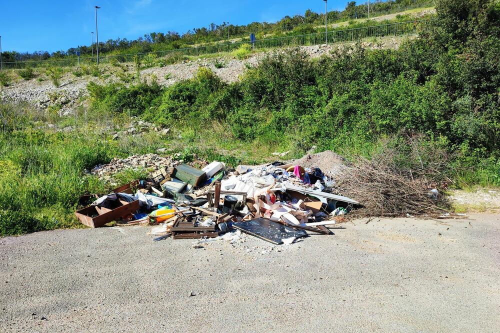 Jedna od deponija u Tivtu, Foto: Siniša Luković