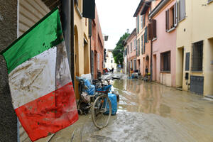 FOTO U poplavljenim djelovima Italije spasioci pokušavaju da...