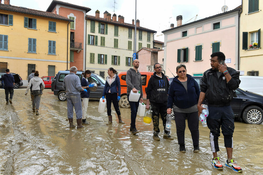 <p>U italijanskim provincijama pogođenim poplavama do nedavno bila dugotrajna suša. Posle prve, nedavne provale oblaka šteta je već biila oko milijardu eura</p>