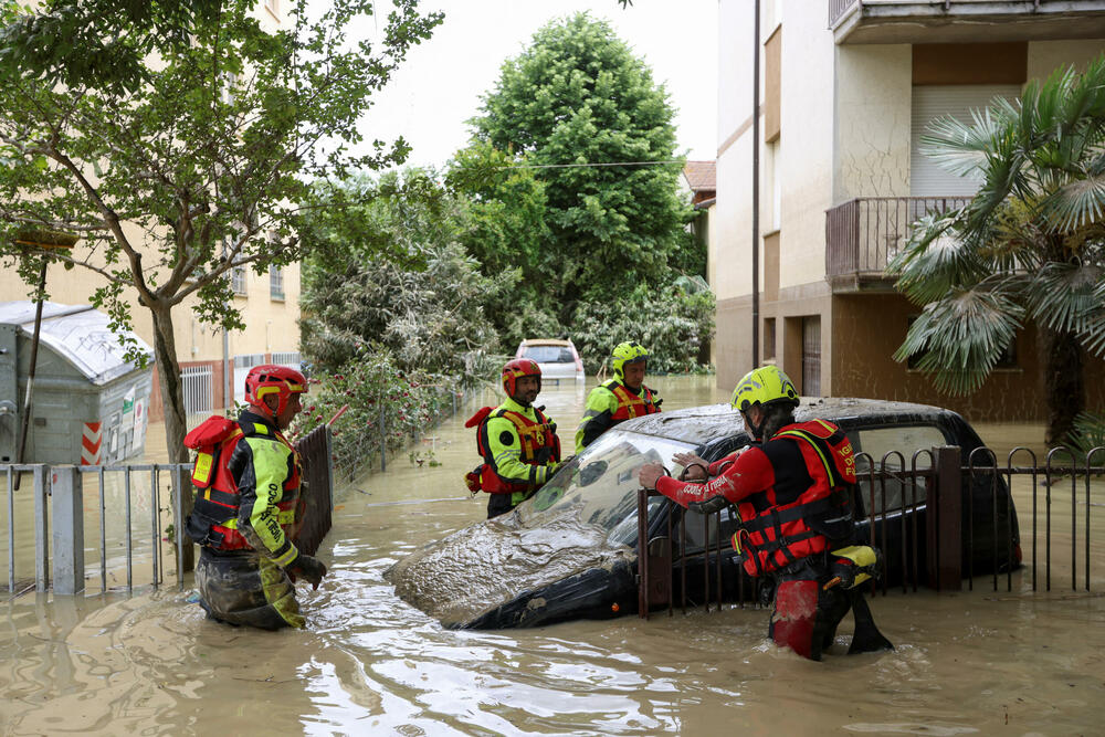 <p>U italijanskim provincijama pogođenim poplavama do nedavno bila dugotrajna suša. Posle prve, nedavne provale oblaka šteta je već biila oko milijardu eura</p>