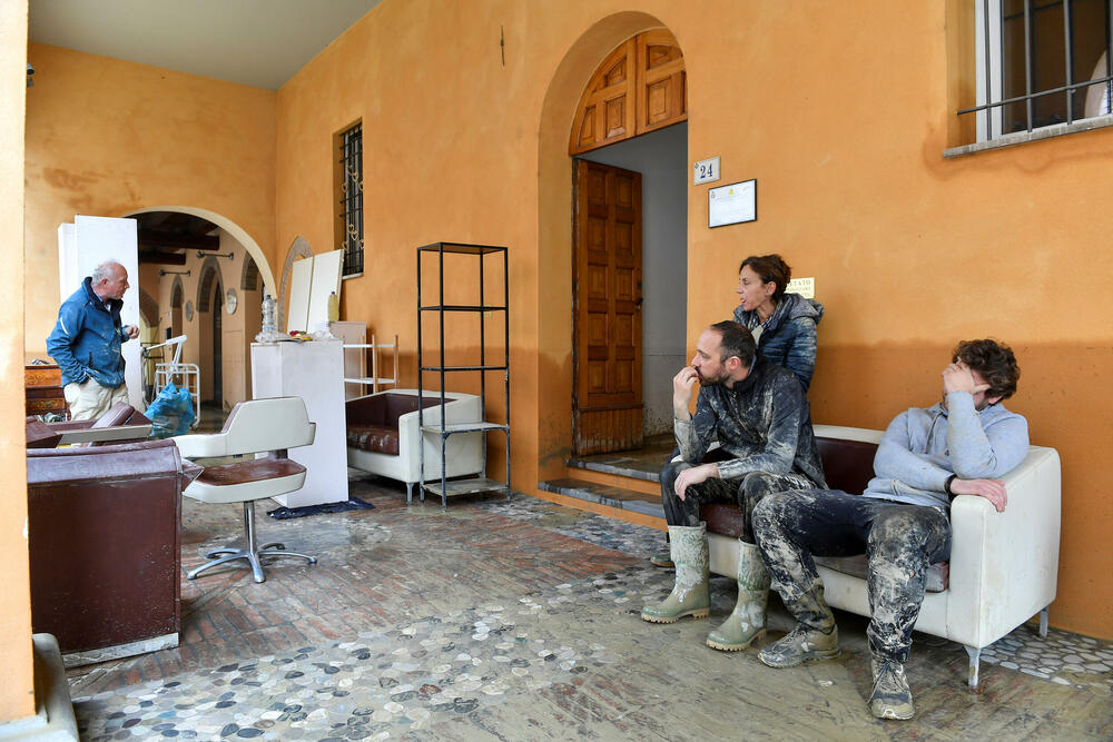 <p>U italijanskim provincijama pogođenim poplavama do nedavno bila dugotrajna suša. Posle prve, nedavne provale oblaka šteta je već biila oko milijardu eura</p>