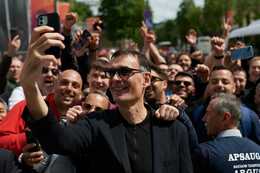 Trener Olimpijakosa Jorgos Barcokas sa navijačima pirejskog kluba, Foto: Euroleague