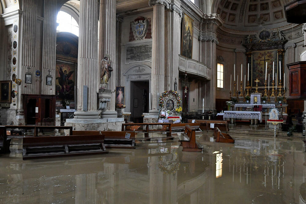 Poplavljena crkva nakon jakih kiša koje su pogodile italijansku regiju Emilija-Romanja