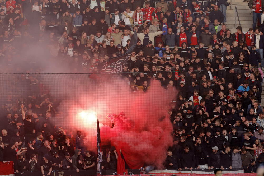 Navijači AZ Alkmara tokom utakmice sa Vest Hemom, Foto: Reuters