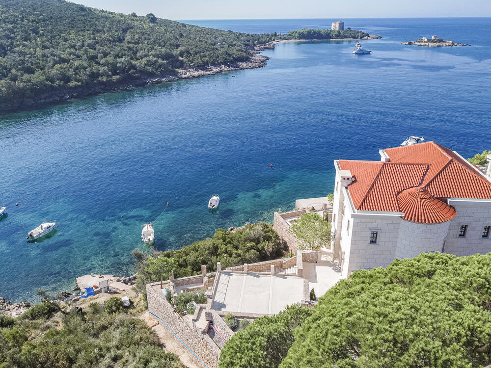 <p>Aukcijska prodaja luksuznih nekretnina iznad 2.5 mil. eura. Aukciju vode poznati stručnjaci iz Londona</p>