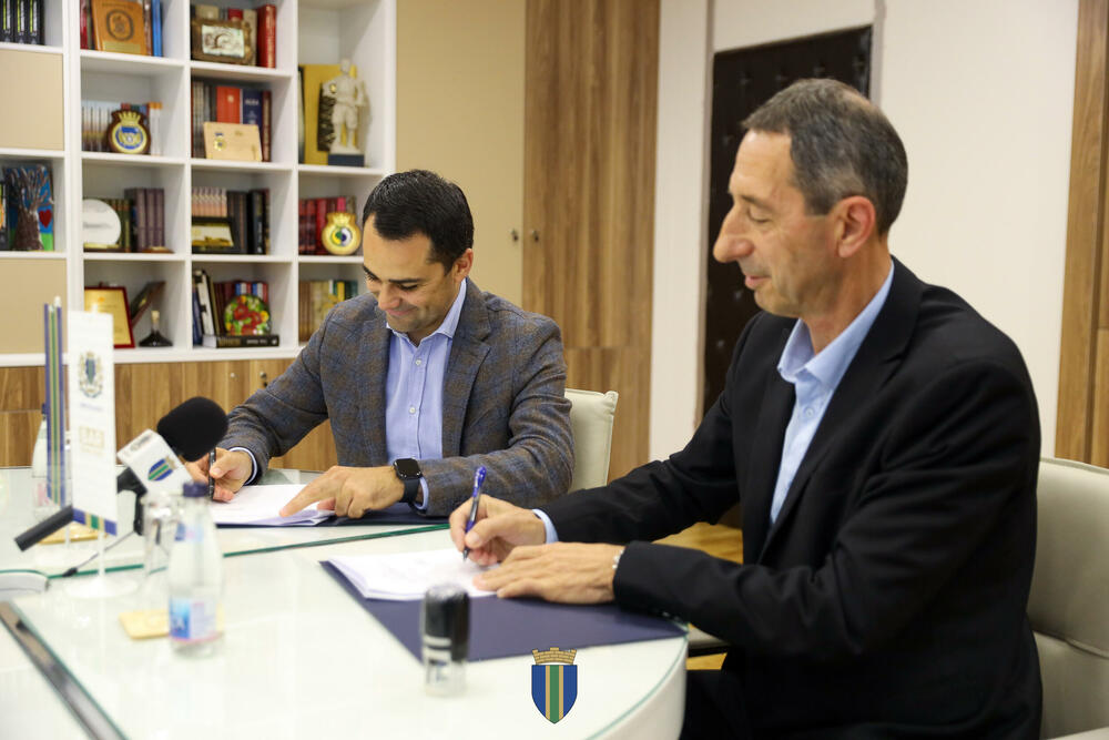 <p>"Ugovorom se, između ostalog, definišu i pitanja koeficijenta rada, isplate jubilarnih i drugih nagrada, te rješava pitanje naknade troškova prevoza za zaposlene koji putuju zbog dolaska i odlaska na posao", navodi se u saopštenju</p>