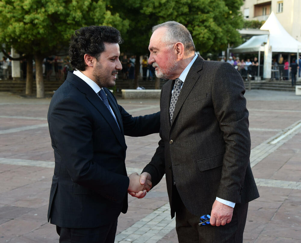 <p>Crna Gora je konačno ujedinjena i potrebno je fokusirati se na njen razvoj, poručio je premijer Dritan Abazović na ceremoniji</p>