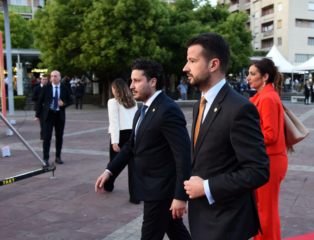 <p>Crna Gora je konačno ujedinjena i potrebno je fokusirati se na njen razvoj, poručio je premijer Dritan Abazović na ceremoniji</p>