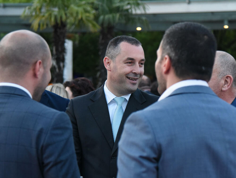 <p>Crna Gora je konačno ujedinjena i potrebno je fokusirati se na njen razvoj, poručio je premijer Dritan Abazović na ceremoniji</p>