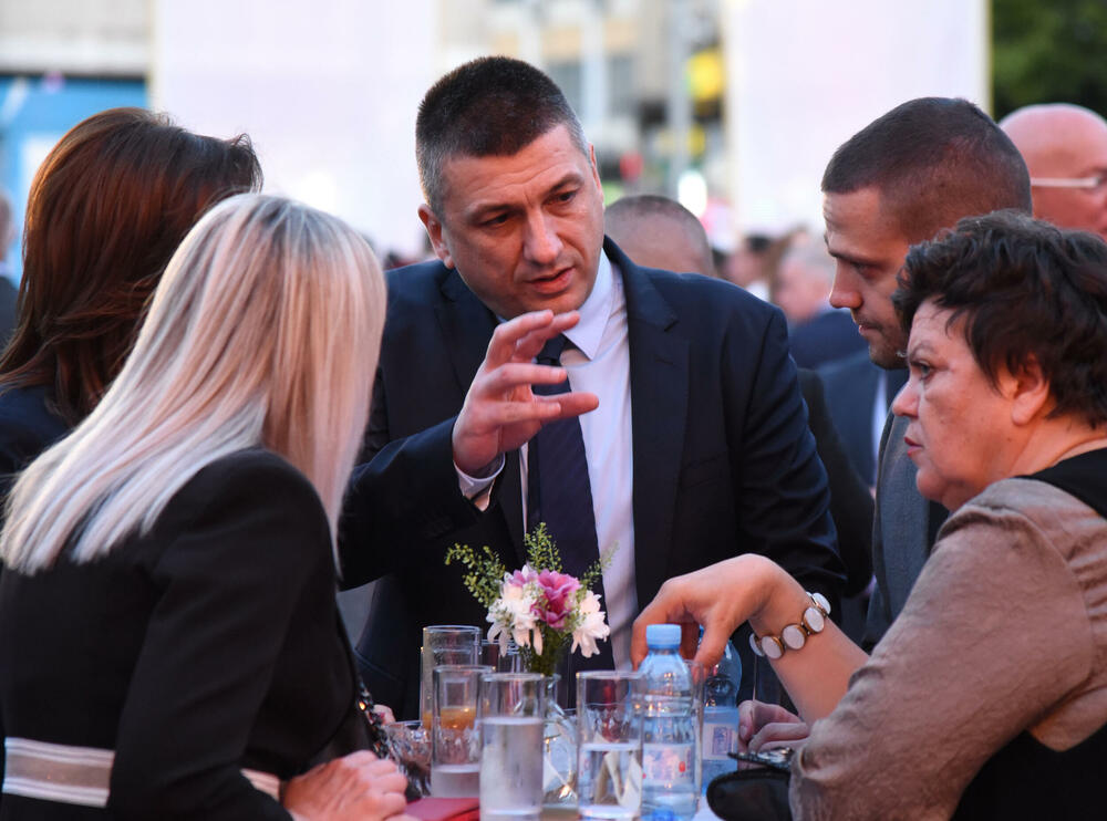 <p>Crna Gora je konačno ujedinjena i potrebno je fokusirati se na njen razvoj, poručio je premijer Dritan Abazović na ceremoniji</p>