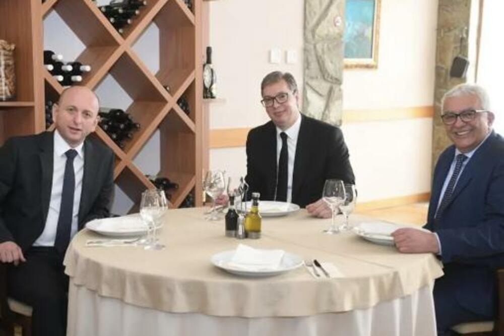 Vučić sa Mandićem i Kneževićem, Foto: Screenshot/Instagram