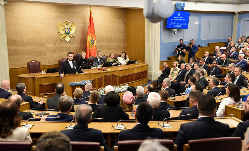 <p>Predsjednik Jakov Milatović inaugurisan je danas na sjednici u Skupštini Crne Gore, u Podgorici. Pogledajte fotografije koje je zabilježio foto reporter "Vijesti" Luka Zeković.</p>