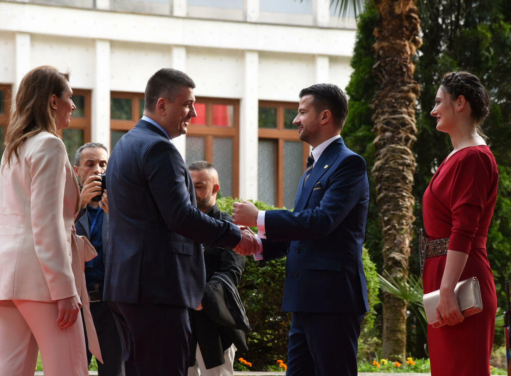 <p>Predsjednik Jakov Milatović sa suprugom Milenom večeras je u Vili Gorica priredio svečani prijem, kojem je prisustvovalo oko 700 zvanica. Pogledajte fotografije koje je zabilježio foto reporter "Vijesti" Luka Zeković.</p>