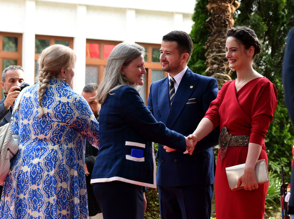 <p>Predsjednik Jakov Milatović sa suprugom Milenom večeras je u Vili Gorica priredio svečani prijem, kojem je prisustvovalo oko 700 zvanica. Pogledajte fotografije koje je zabilježio foto reporter "Vijesti" Luka Zeković.</p>