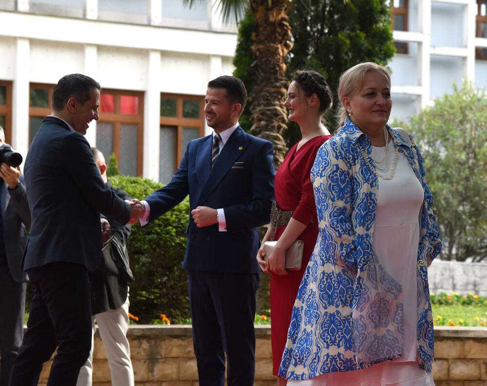 <p>Predsjednik Jakov Milatović sa suprugom Milenom večeras je u Vili Gorica priredio svečani prijem, kojem je prisustvovalo oko 700 zvanica. Pogledajte fotografije koje je zabilježio foto reporter "Vijesti" Luka Zeković.</p>