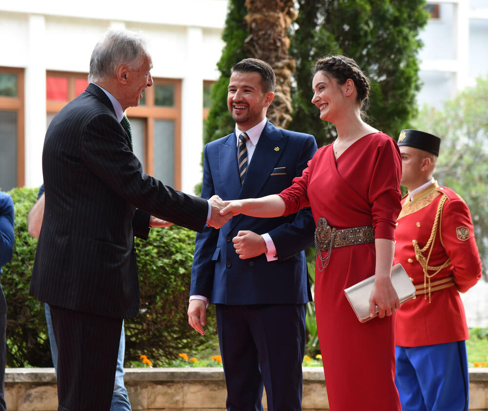 <p>Predsjednik Jakov Milatović sa suprugom Milenom večeras je u Vili Gorica priredio svečani prijem, kojem je prisustvovalo oko 700 zvanica. Pogledajte fotografije koje je zabilježio foto reporter "Vijesti" Luka Zeković.</p>
