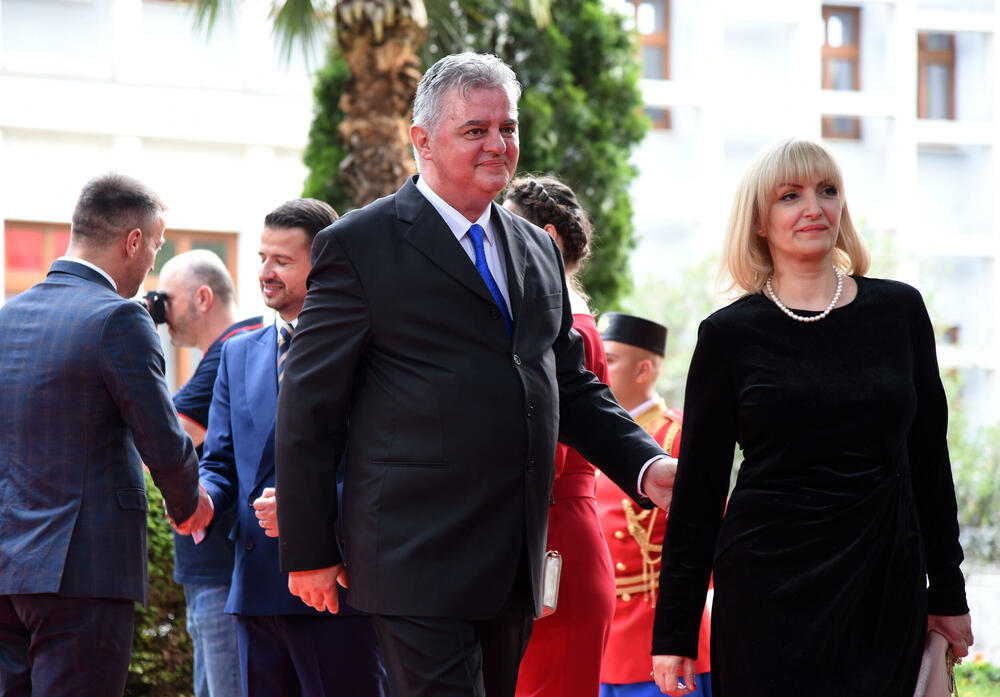 <p>Predsjednik Jakov Milatović sa suprugom Milenom večeras je u Vili Gorica priredio svečani prijem, kojem je prisustvovalo oko 700 zvanica. Pogledajte fotografije koje je zabilježio foto reporter "Vijesti" Luka Zeković.</p>