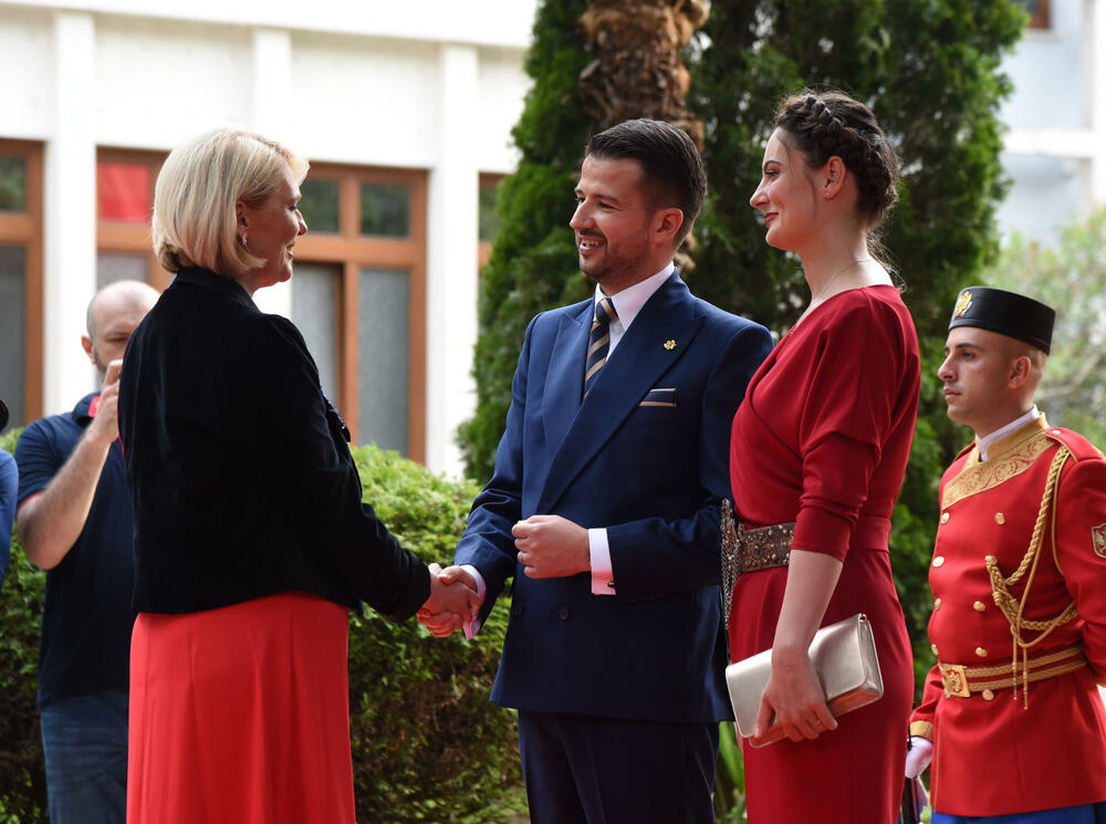 <p>Predsjednik Jakov Milatović sa suprugom Milenom večeras je u Vili Gorica priredio svečani prijem, kojem je prisustvovalo oko 700 zvanica. Pogledajte fotografije koje je zabilježio foto reporter "Vijesti" Luka Zeković.</p>