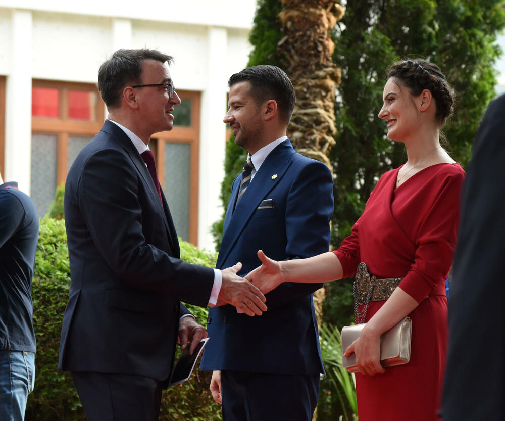 <p>Predsjednik Jakov Milatović sa suprugom Milenom večeras je u Vili Gorica priredio svečani prijem, kojem je prisustvovalo oko 700 zvanica. Pogledajte fotografije koje je zabilježio foto reporter "Vijesti" Luka Zeković.</p>