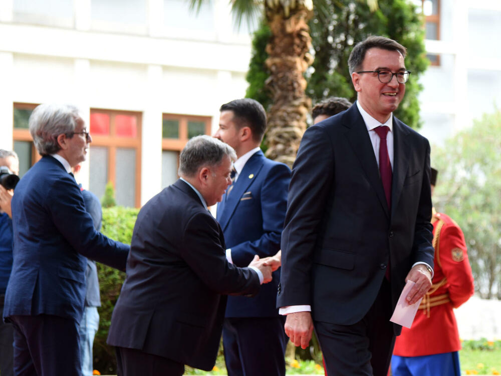 <p>Predsjednik Jakov Milatović sa suprugom Milenom večeras je u Vili Gorica priredio svečani prijem, kojem je prisustvovalo oko 700 zvanica. Pogledajte fotografije koje je zabilježio foto reporter "Vijesti" Luka Zeković.</p>