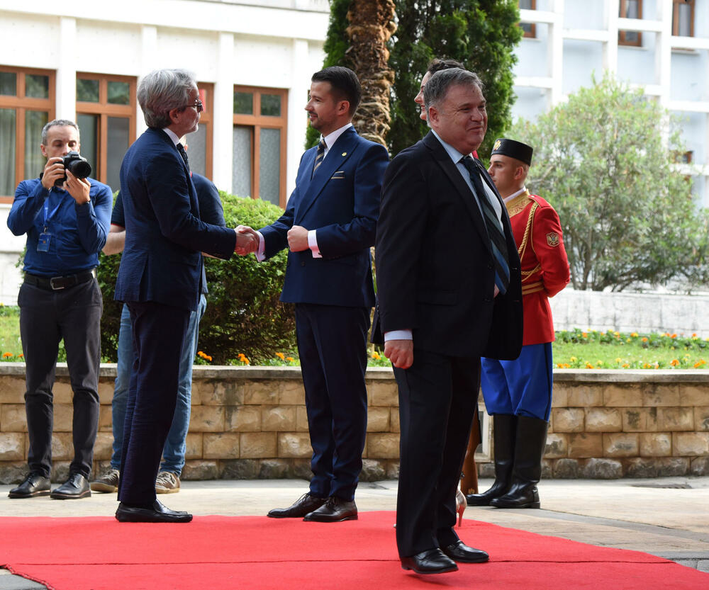 <p>Predsjednik Jakov Milatović sa suprugom Milenom večeras je u Vili Gorica priredio svečani prijem, kojem je prisustvovalo oko 700 zvanica. Pogledajte fotografije koje je zabilježio foto reporter "Vijesti" Luka Zeković.</p>