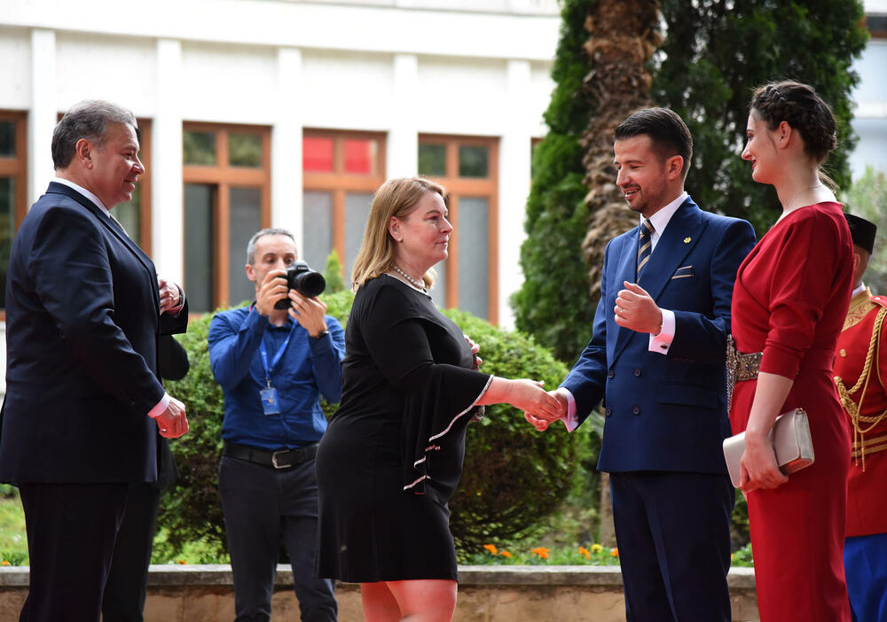 <p>Predsjednik Jakov Milatović sa suprugom Milenom večeras je u Vili Gorica priredio svečani prijem, kojem je prisustvovalo oko 700 zvanica. Pogledajte fotografije koje je zabilježio foto reporter "Vijesti" Luka Zeković.</p>