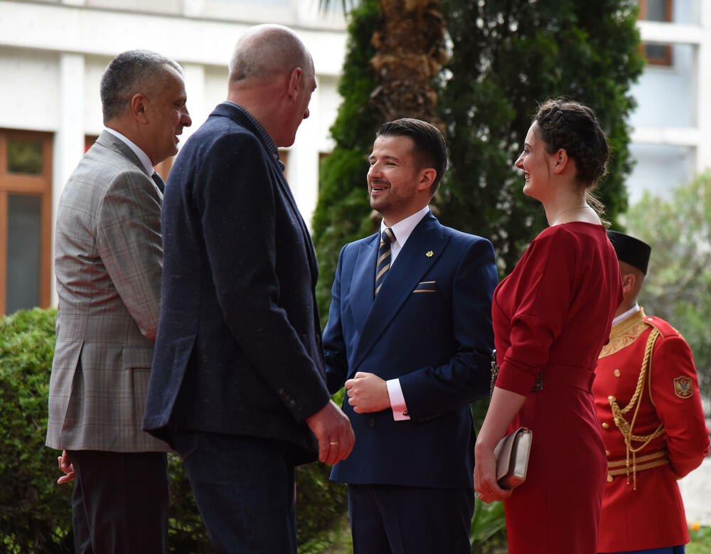 <p>Predsjednik Jakov Milatović sa suprugom Milenom večeras je u Vili Gorica priredio svečani prijem, kojem je prisustvovalo oko 700 zvanica. Pogledajte fotografije koje je zabilježio foto reporter "Vijesti" Luka Zeković.</p>