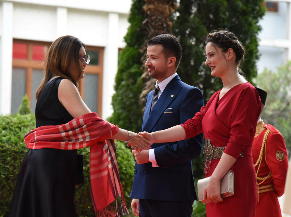 <p>Predsjednik Jakov Milatović sa suprugom Milenom večeras je u Vili Gorica priredio svečani prijem, kojem je prisustvovalo oko 700 zvanica. Pogledajte fotografije koje je zabilježio foto reporter "Vijesti" Luka Zeković.</p>