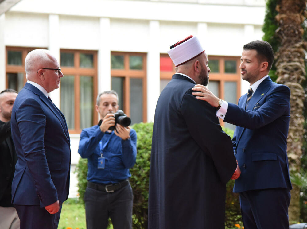 <p>Predsjednik Jakov Milatović sa suprugom Milenom večeras je u Vili Gorica priredio svečani prijem, kojem je prisustvovalo oko 700 zvanica. Pogledajte fotografije koje je zabilježio foto reporter "Vijesti" Luka Zeković.</p>