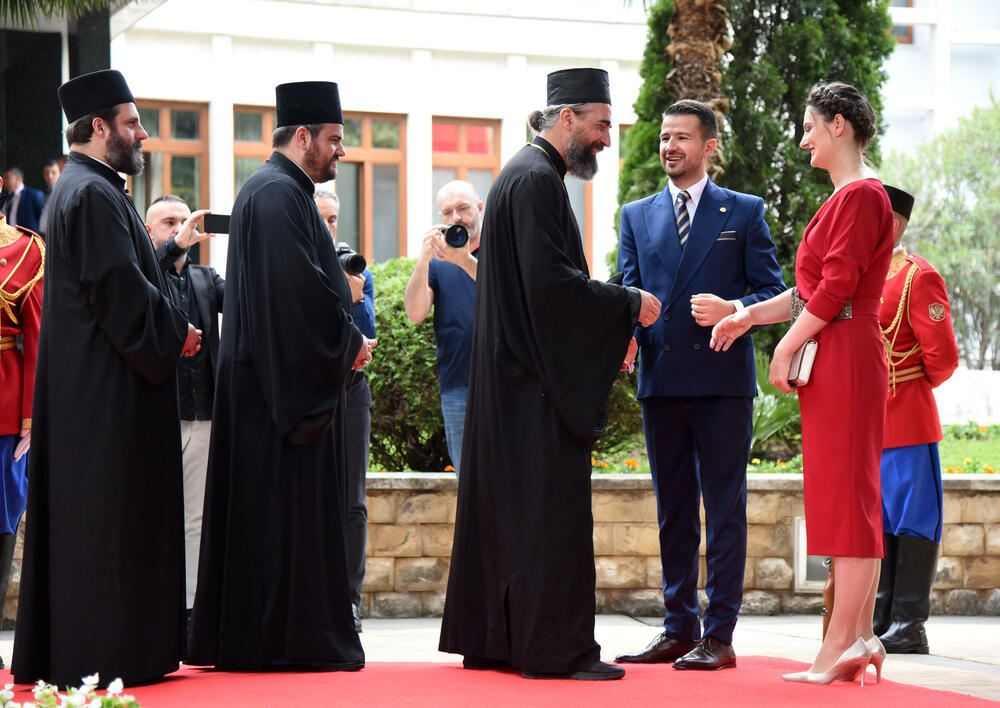 <p>Predsjednik Jakov Milatović sa suprugom Milenom večeras je u Vili Gorica priredio svečani prijem, kojem je prisustvovalo oko 700 zvanica. Pogledajte fotografije koje je zabilježio foto reporter "Vijesti" Luka Zeković.</p>