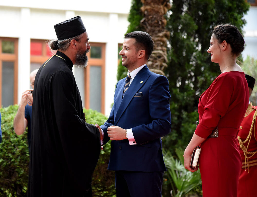 <p>Predsjednik Jakov Milatović sa suprugom Milenom večeras je u Vili Gorica priredio svečani prijem, kojem je prisustvovalo oko 700 zvanica. Pogledajte fotografije koje je zabilježio foto reporter "Vijesti" Luka Zeković.</p>