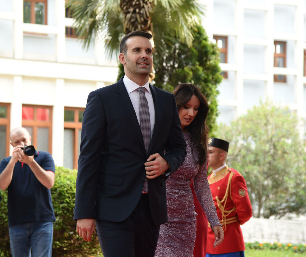 <p>Predsjednik Jakov Milatović sa suprugom Milenom večeras je u Vili Gorica priredio svečani prijem, kojem je prisustvovalo oko 700 zvanica. Pogledajte fotografije koje je zabilježio foto reporter "Vijesti" Luka Zeković.</p>