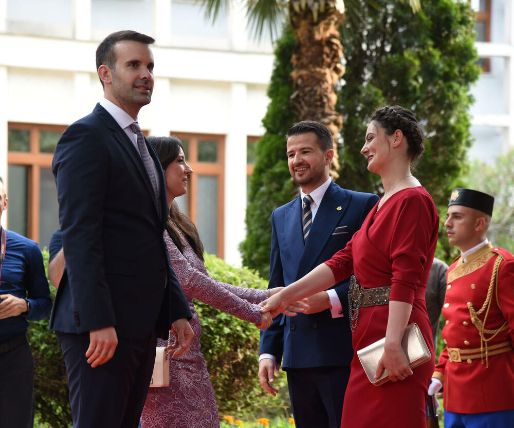 <p>Predsjednik Jakov Milatović sa suprugom Milenom večeras je u Vili Gorica priredio svečani prijem, kojem je prisustvovalo oko 700 zvanica. Pogledajte fotografije koje je zabilježio foto reporter "Vijesti" Luka Zeković.</p>