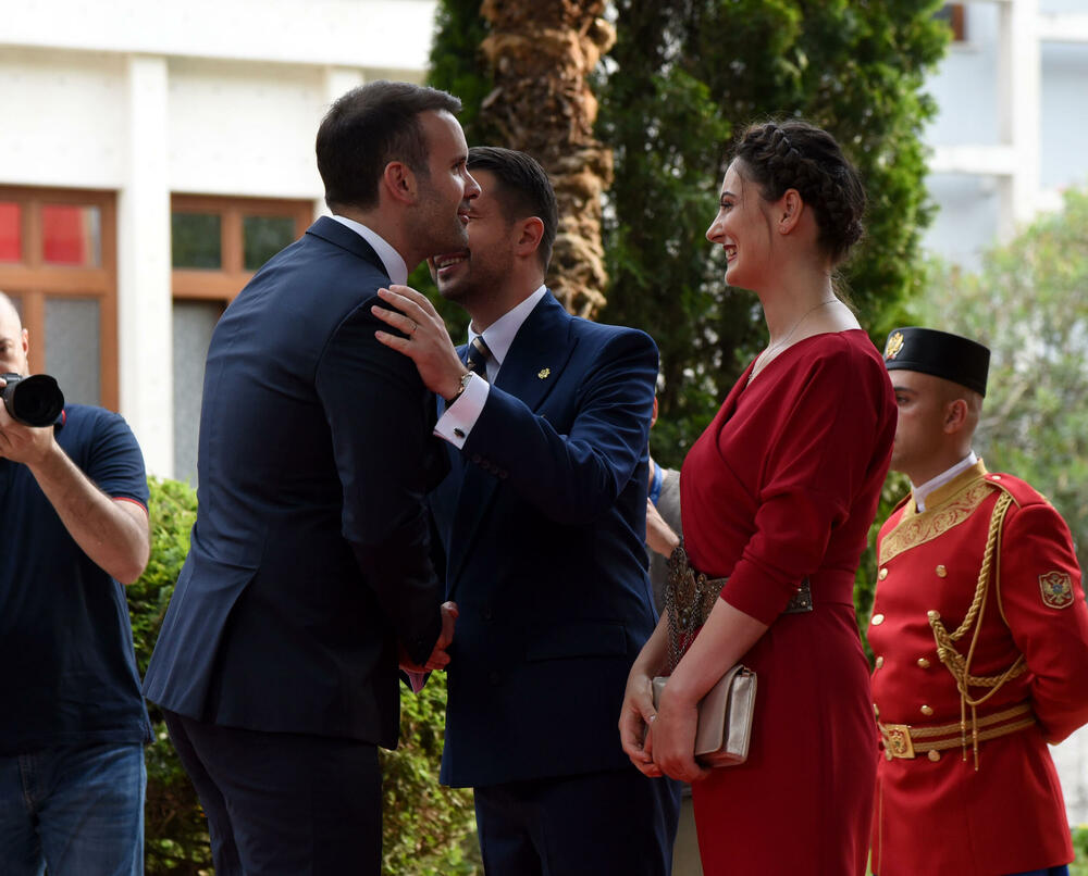 <p>Predsjednik Jakov Milatović sa suprugom Milenom večeras je u Vili Gorica priredio svečani prijem, kojem je prisustvovalo oko 700 zvanica. Pogledajte fotografije koje je zabilježio foto reporter "Vijesti" Luka Zeković.</p>