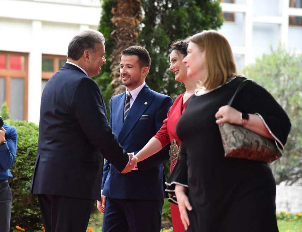 <p>Predsjednik Jakov Milatović sa suprugom Milenom večeras je u Vili Gorica priredio svečani prijem, kojem je prisustvovalo oko 700 zvanica. Pogledajte fotografije koje je zabilježio foto reporter "Vijesti" Luka Zeković.</p>