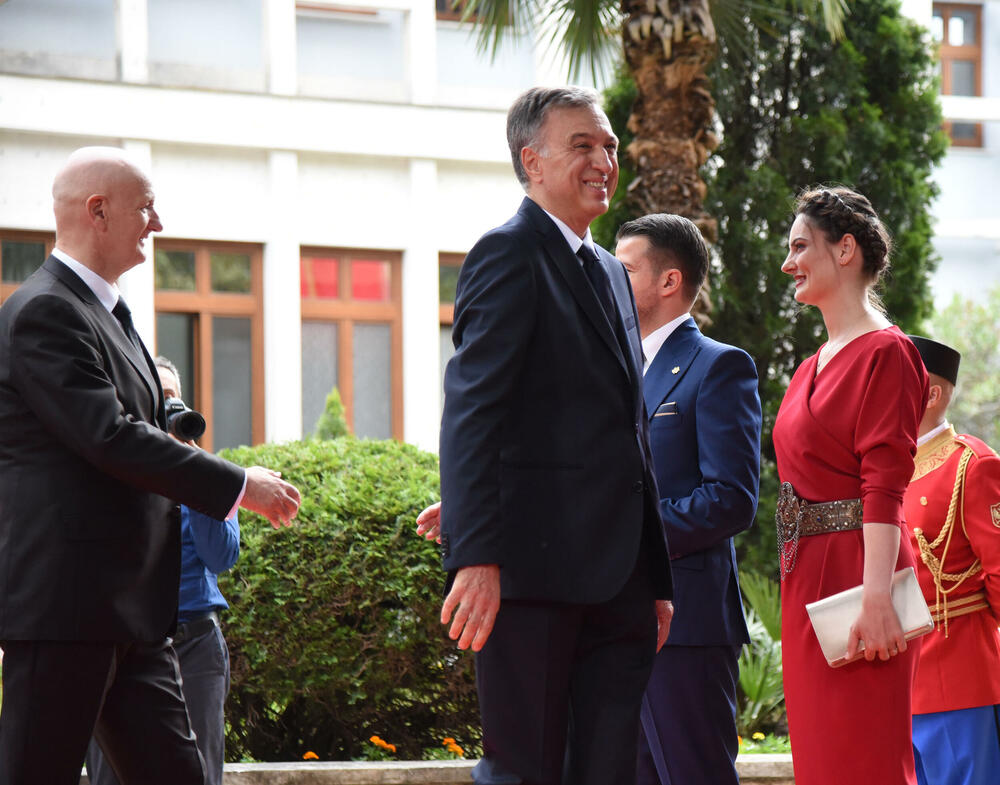 <p>Predsjednik Jakov Milatović sa suprugom Milenom večeras je u Vili Gorica priredio svečani prijem, kojem je prisustvovalo oko 700 zvanica. Pogledajte fotografije koje je zabilježio foto reporter "Vijesti" Luka Zeković.</p>