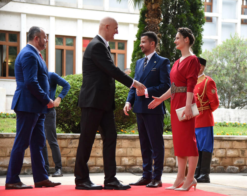 <p>Predsjednik Jakov Milatović sa suprugom Milenom večeras je u Vili Gorica priredio svečani prijem, kojem je prisustvovalo oko 700 zvanica. Pogledajte fotografije koje je zabilježio foto reporter "Vijesti" Luka Zeković.</p>