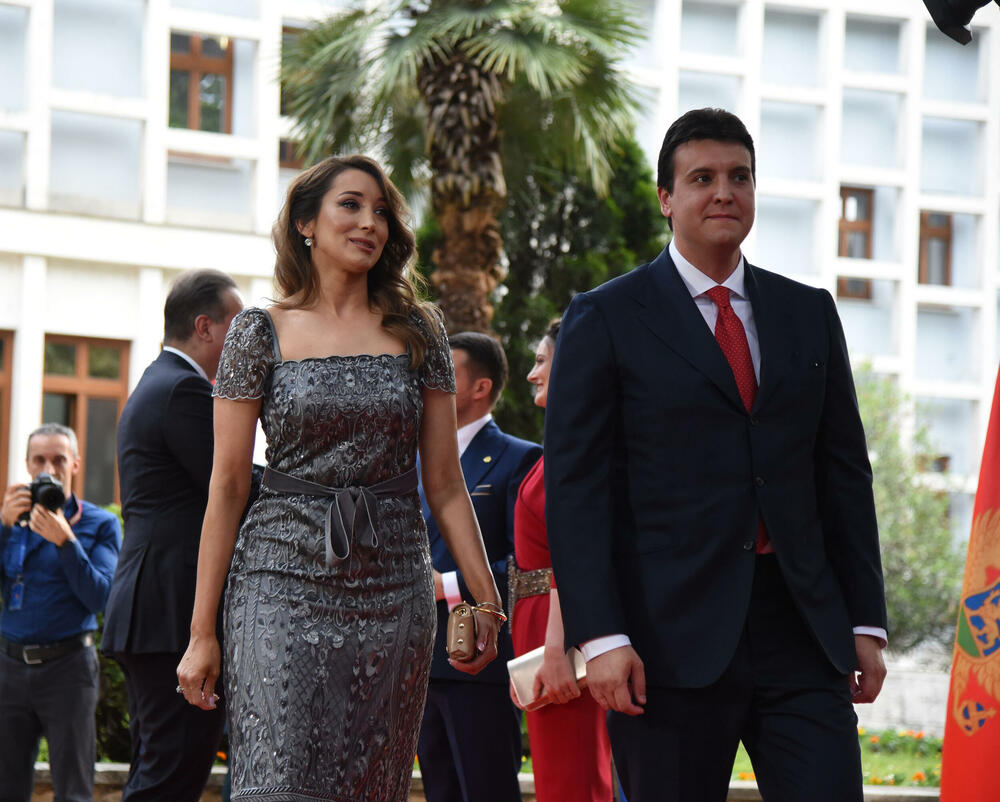 <p>Predsjednik Jakov Milatović sa suprugom Milenom večeras je u Vili Gorica priredio svečani prijem, kojem je prisustvovalo oko 700 zvanica. Pogledajte fotografije koje je zabilježio foto reporter "Vijesti" Luka Zeković.</p>