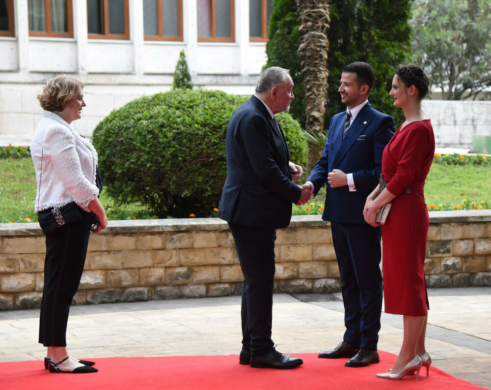 <p>Predsjednik Jakov Milatović sa suprugom Milenom večeras je u Vili Gorica priredio svečani prijem, kojem je prisustvovalo oko 700 zvanica. Pogledajte fotografije koje je zabilježio foto reporter "Vijesti" Luka Zeković.</p>