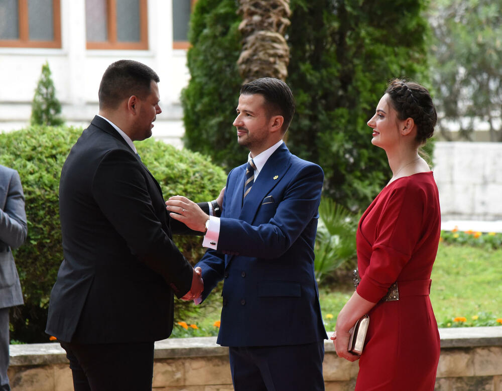 <p>Predsjednik Jakov Milatović sa suprugom Milenom večeras je u Vili Gorica priredio svečani prijem, kojem je prisustvovalo oko 700 zvanica. Pogledajte fotografije koje je zabilježio foto reporter "Vijesti" Luka Zeković.</p>