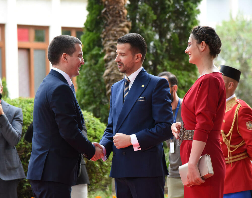 <p>Predsjednik Jakov Milatović sa suprugom Milenom večeras je u Vili Gorica priredio svečani prijem, kojem je prisustvovalo oko 700 zvanica. Pogledajte fotografije koje je zabilježio foto reporter "Vijesti" Luka Zeković.</p>