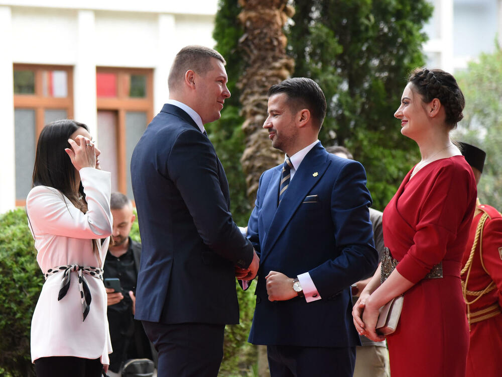 <p>Predsjednik Jakov Milatović sa suprugom Milenom večeras je u Vili Gorica priredio svečani prijem, kojem je prisustvovalo oko 700 zvanica. Pogledajte fotografije koje je zabilježio foto reporter "Vijesti" Luka Zeković.</p>