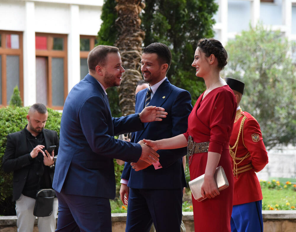 <p>Predsjednik Jakov Milatović sa suprugom Milenom večeras je u Vili Gorica priredio svečani prijem, kojem je prisustvovalo oko 700 zvanica. Pogledajte fotografije koje je zabilježio foto reporter "Vijesti" Luka Zeković.</p>