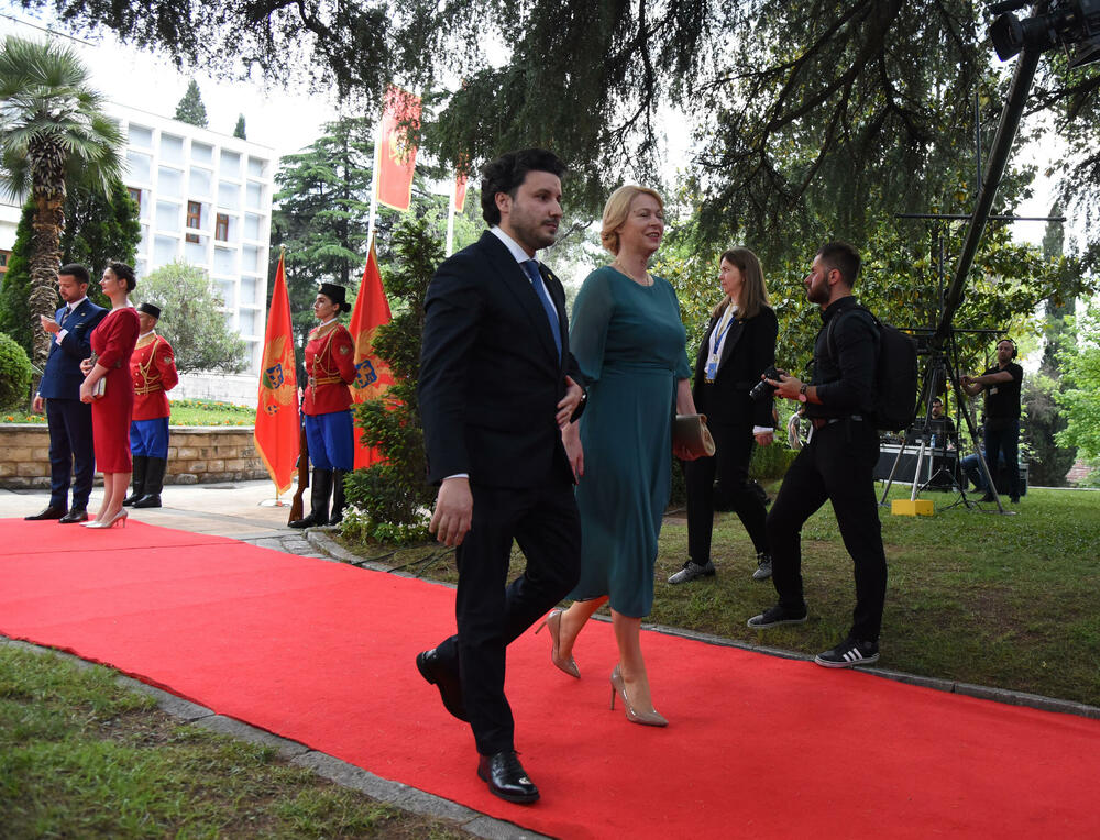 <p>Predsjednik Jakov Milatović sa suprugom Milenom večeras je u Vili Gorica priredio svečani prijem, kojem je prisustvovalo oko 700 zvanica. Pogledajte fotografije koje je zabilježio foto reporter "Vijesti" Luka Zeković.</p>