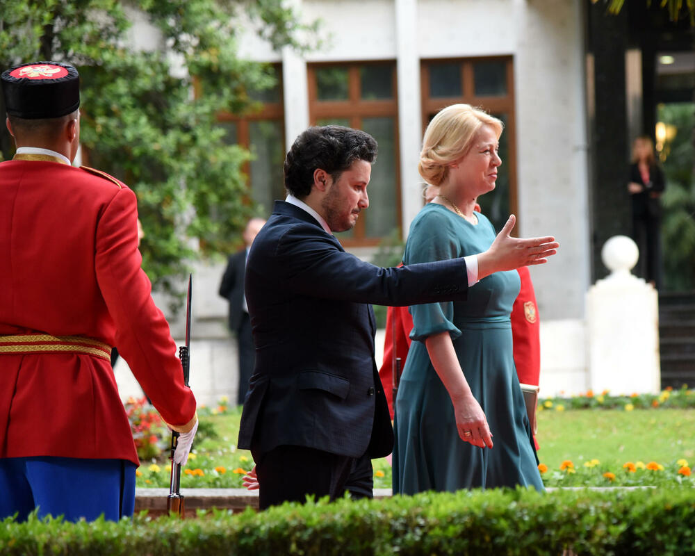 <p>Predsjednik Jakov Milatović sa suprugom Milenom večeras je u Vili Gorica priredio svečani prijem, kojem je prisustvovalo oko 700 zvanica. Pogledajte fotografije koje je zabilježio foto reporter "Vijesti" Luka Zeković.</p>