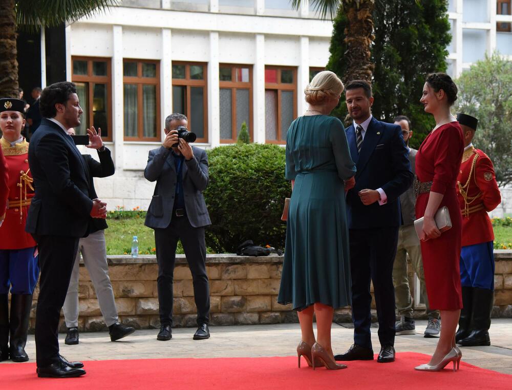 <p>Predsjednik Jakov Milatović sa suprugom Milenom večeras je u Vili Gorica priredio svečani prijem, kojem je prisustvovalo oko 700 zvanica. Pogledajte fotografije koje je zabilježio foto reporter "Vijesti" Luka Zeković.</p>