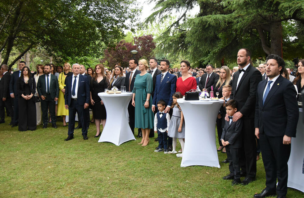 <p>Predsjednik Jakov Milatović sa suprugom Milenom večeras je u Vili Gorica priredio svečani prijem, kojem je prisustvovalo oko 700 zvanica. Pogledajte fotografije koje je zabilježio foto reporter "Vijesti" Luka Zeković.</p>