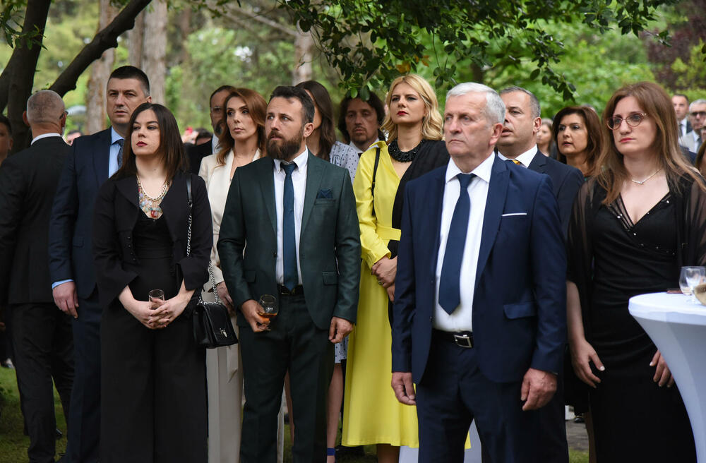 <p>Predsjednik Jakov Milatović sa suprugom Milenom večeras je u Vili Gorica priredio svečani prijem, kojem je prisustvovalo oko 700 zvanica. Pogledajte fotografije koje je zabilježio foto reporter "Vijesti" Luka Zeković.</p>